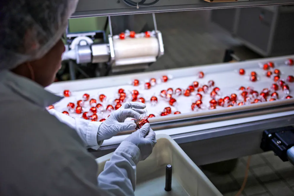 Produktion der Lindor-Kugeln in der Schokoladenfabrik Lindt & Sprüngli in Kilchberg ZH: Aldi kam dem Original zu nahe, urteilt das Handelsgericht.