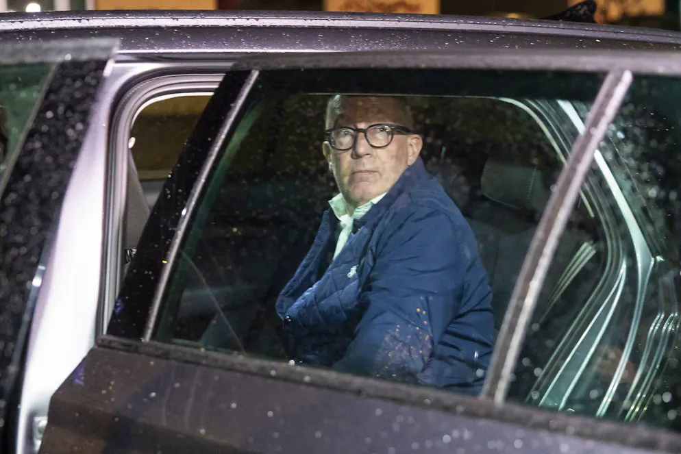 Nicolas Feraud, sindaco di Crans-Montana, fotografato prima dell'udienza presso la Procura del Cantone del Vallese, a seguito del tragico incendio al locale “Le Constellation”, a Sion, lunedì 13 aprile 2026. 41 persone, per lo più adolescenti, hanno perso la vita e 115 sono rimaste gravemente ferite nel rogo divampato nel bar “Le Constellation” durante i festeggiamenti di Capodanno nella località turistica di Crans-Montana.