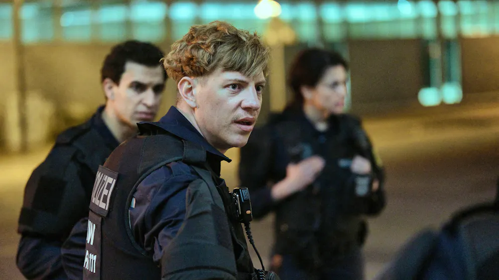 «Tatort» im Check – Eine Nacht, drei Schauplätze: Diese Filme kamen mit wenig Raum aus. Wahrheit oder Pflicht? Bereitschaftspolizist Jakub (Lasse Lehmann, zweiter von links) lehnt sich gegen seine Kolleg*innen auf.