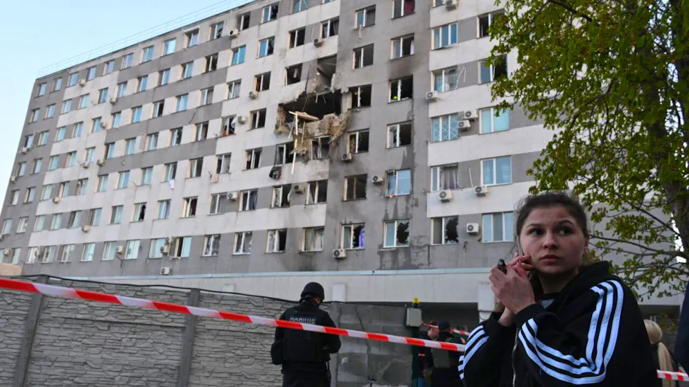 Eine Frau telefoniert vor einem Wohnhaus in Odessa, das nach einem russischen Drohnenangriff beschädigt wurde. Foto: Michael Shtekel/AP/dpa