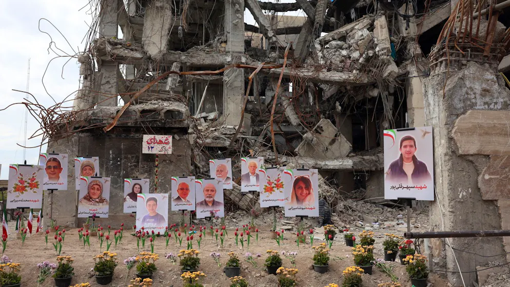 Fotos von Menschen, die bei einem US-israelischen Luftangriff auf ein Wohngebäude in Teheran ums Leben gekommen sind.  (13. April 2026)