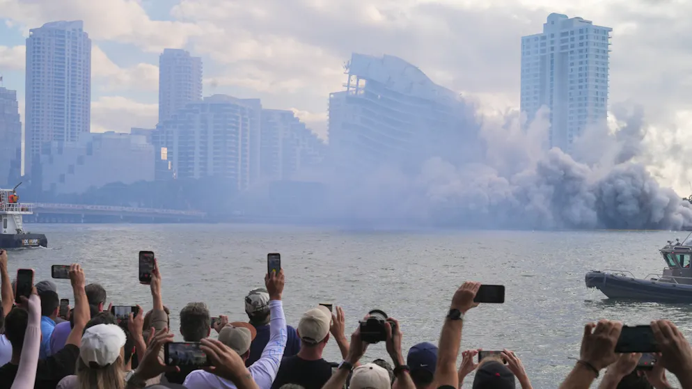 Ende einer Ikone. Hier wird ein berühmtes Luxushotel in Miami gesprengt
