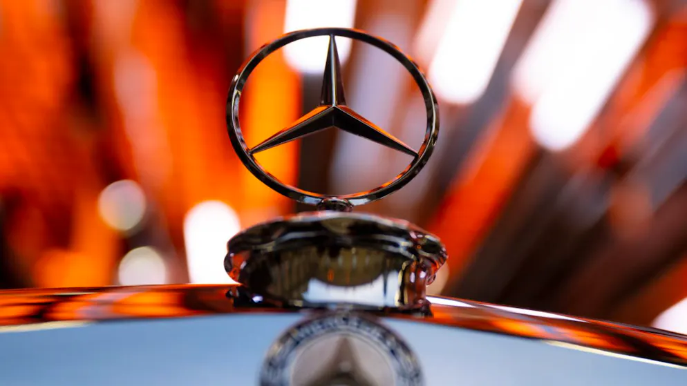 Gewinneinbruch, Absatzrückgang, Sparprogramm – und trotzdem eine ordentliche Dividende? Ein Umwelt- und ein Aktionärsverband kritisieren die Höhe der Mercedes-Dividende. (Archivbild)