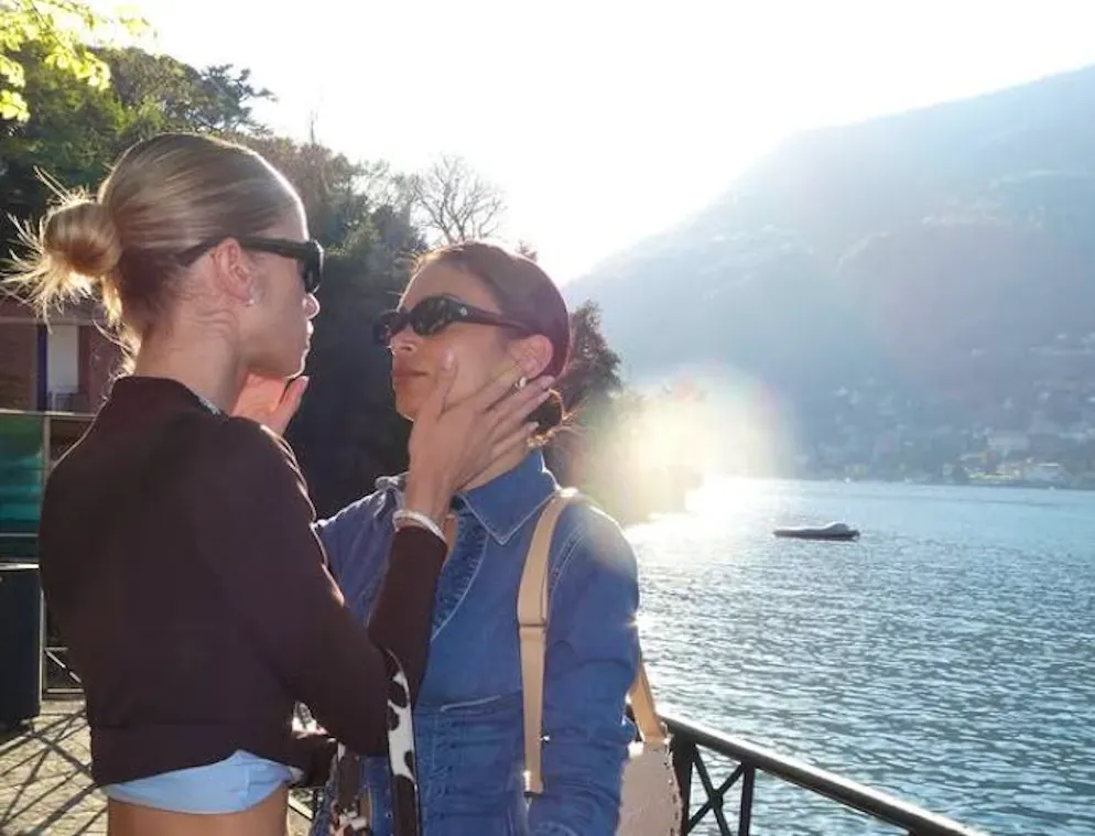 Elodie e Franceska sul lago