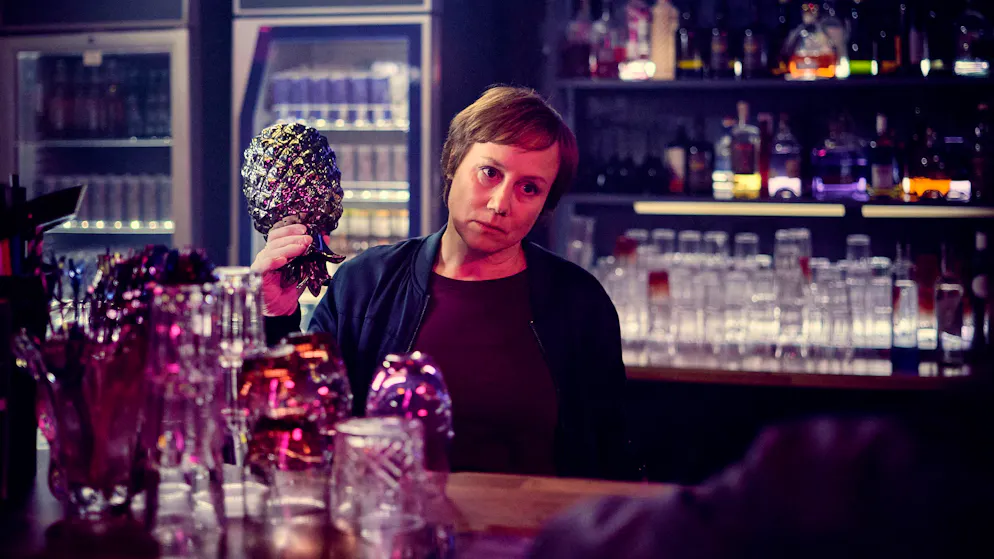 «Tatort» im Check – Eine Nacht, drei Schauplätze: Diese Filme kamen mit wenig Raum aus. Die Tatwaffe ist verschwunden. Franziska Tobler (Eva Löbau) findet jedoch in der Diskothek einiges, das als Totschlag-Werkzeug geeignet gewesen wäre.
