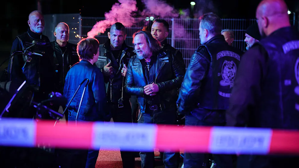 «Tatort» im Check – Eine Nacht, drei Schauplätze: Diese Filme kamen mit wenig Raum aus. Der Tote war Mitglied der Freiburger Rocker-Szene. Vor der Diskothek hat Franziska Tobler (Eva Löbau) alle Mühe, die Kumpels des Toten zurückzuhalten. Die Rocker wollen Rache ...