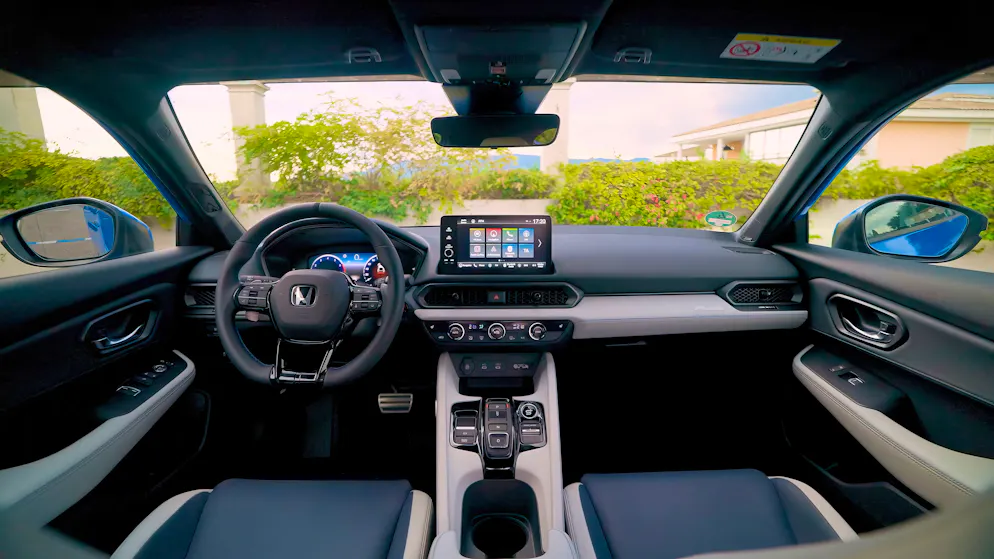Im Innenraum hat das Honda-Coupé noch viele Knöpfe, das kommt bei Sämi gut an.