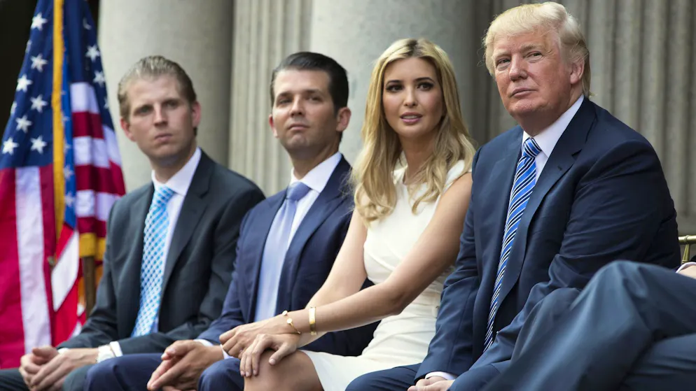 Unternehmerfamilie (v.r.n.l.): Donald Trump mit seiner ältesten Tochter Ivanka Trump und seinen beiden ältesten Söhnen Donald Trump Jr. und Eric Trump beim Spatenstich für das Trump International Hotel in Washington – ein Jahr bevor er seine Kandidatur für die US-Präsidentschaft ankündigte. (23. Juli 2014)
