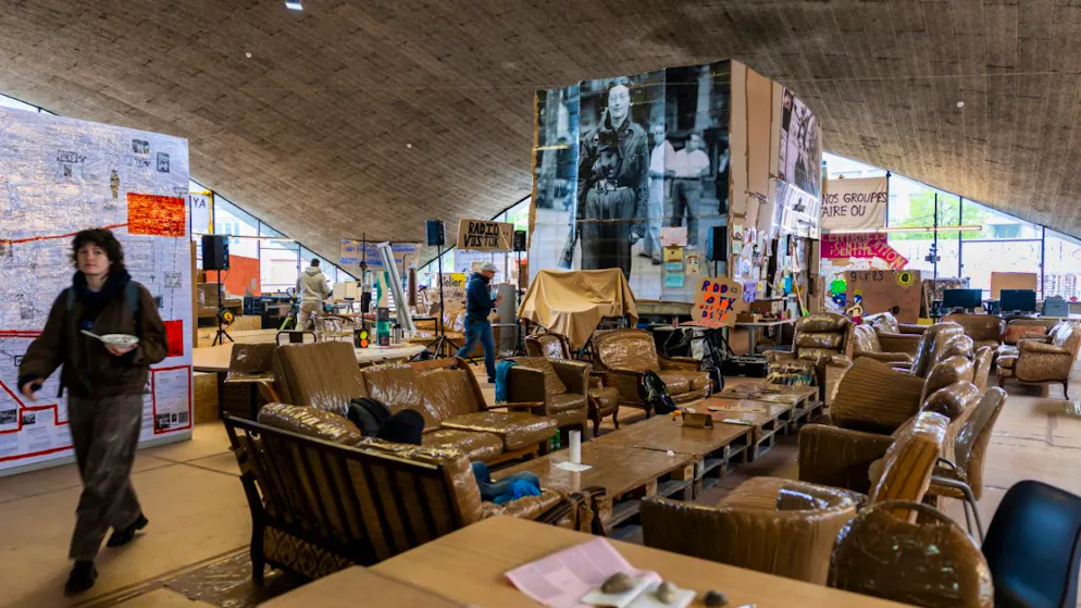 Lebendiges und endliches Denkmal für die Philosophin Simone Weil – Gallery. Den «Pavillon Simone Weil» in Genf hat der Installationskünstler Thomas Hirschhorn aus gebrauchten Möbeln, Karton und Klebeband gebaut. Seine Idee: ein lebendiger Ort in Erinnerung an die Philosophin Simone Weil, an ihr Denken und Handeln. Den Besuchern will er damit Perspektiven aufzeigen.