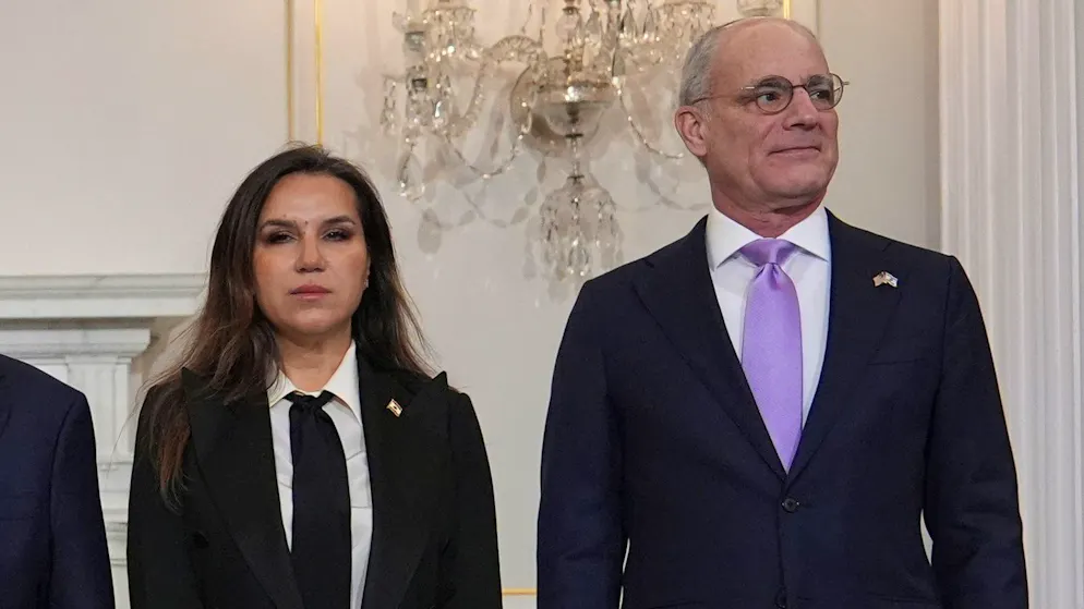 Historisches Treffen in Washington: Die libanesische Botschafterin in den USA, Nada Hamadeh Moawad (l.) und Israels Botschafter in Washington, Jechiel Leiter am Dienstag im US-Aussenministerium.