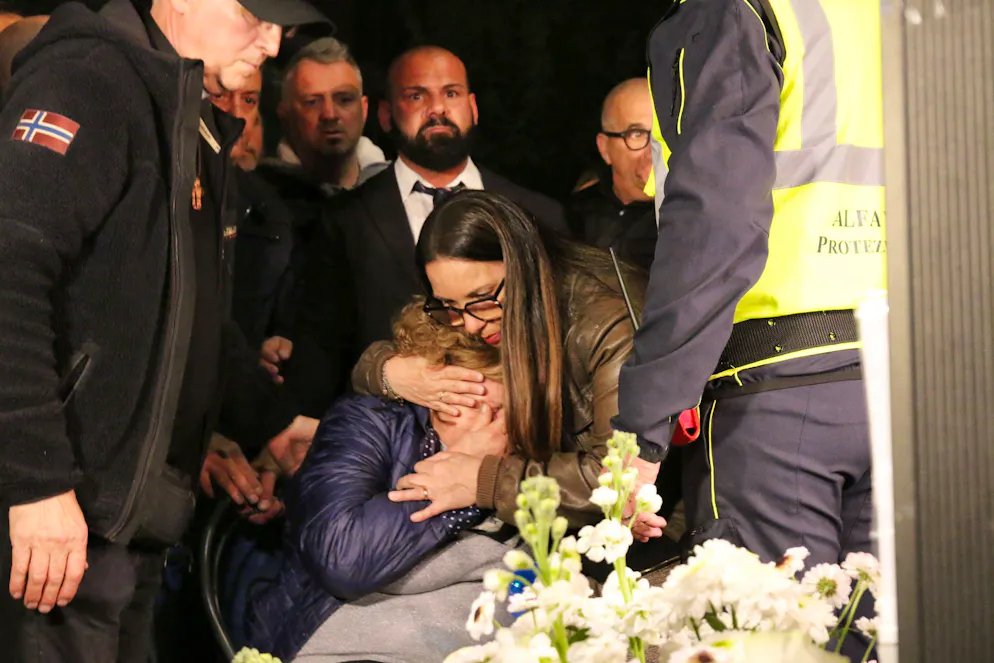 Papà morto davanti al figlio, uno dei fermati: «Mi ha colpito e io ho reagito». Le indagini van avanti. A Massa, in Toscana, è stata organizzata una veglia con fiaccole in memoria di Giacomo Bongiorni, ucciso da un gruppo di ragazzi davanti a suo figlio.