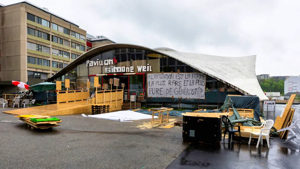 Lebendiges und endliches Denkmal für die Philosophin Simone Weil – Gallery. Mit Zitaten, wie «Aufmerksamkeit ist die seltenste und reinste Form der Grosszügigkeit» soll der «Pavillon Simone Weil» in Genf im Gedächtnis bleiben. Auf einen solchen bleibenden Eindruck hofft der Künstler Thomas Hirschhorn, der hinter dieser Hommage an die französische Philosophin steht.