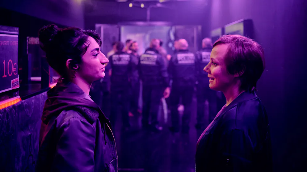 «Tatort» im Check – Eine Nacht, drei Schauplätze: Diese Filme kamen mit wenig Raum aus. Laura Babayan (Nairi Hadodo, links) und Franziska Tobler (Eva Löbau) von der Freiburger Kripo müssen versuchen, die angespannte Situation im Club im Griff zu behalten.