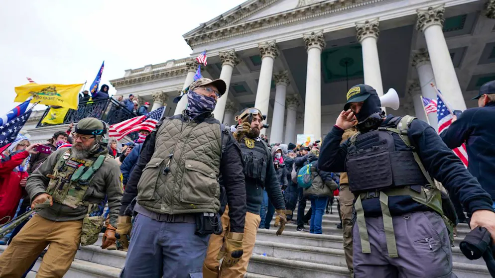 ARCHIV – Mitglieder der rechtsextremen Miliz «Oath Keepers» stehen an der Ostfront des US-Kapitols. Foto: Manuel Balce Ceneta/AP/dpa