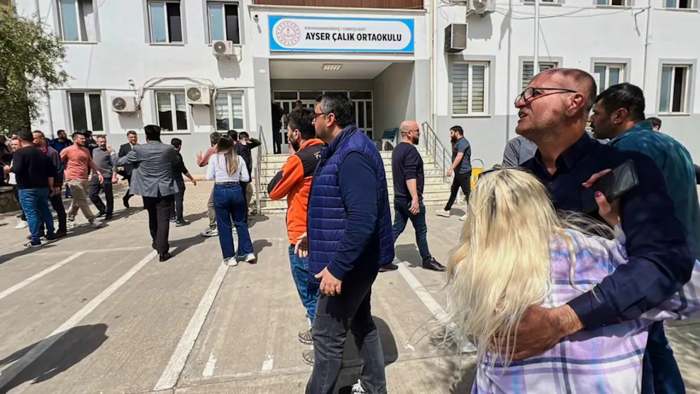 Menschen stehen auf dem Hof eines Gymnasiums in der Türkei, in dem ein Achtklässler das Feuer eröffnet hat. Foto: IHA/IHA via AP/dpa
