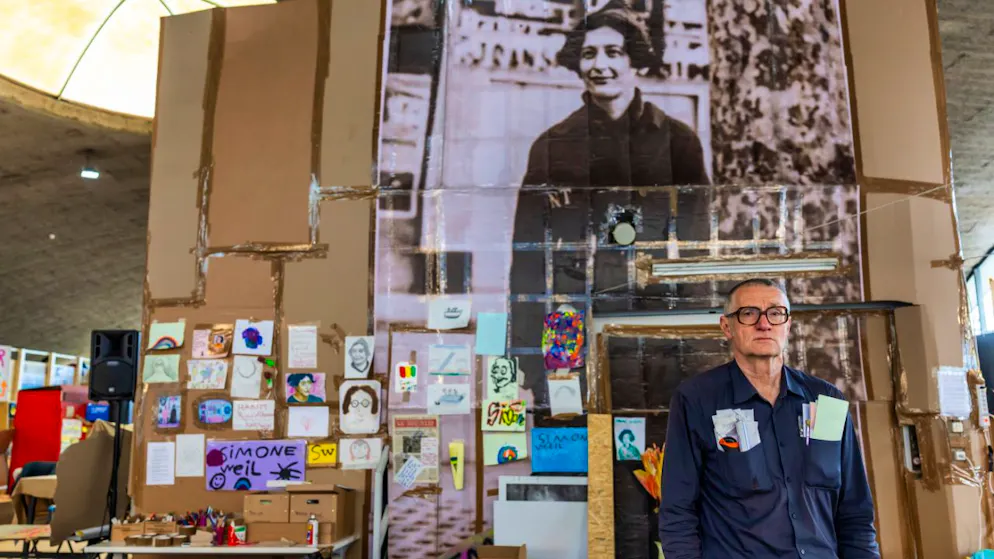Lebendiges und endliches Denkmal für die Philosophin Simone Weil – Gallery. Die französische Philosophin Simone Weil und vor allem ihr stets konkretes Handeln – das stellt der Installationskünstler Thomas Hirschhorn ins Zentrum seines zeitlich befristeten und sich wandelnden Denkmals in Genf, den «Pavillon Simone Weil».