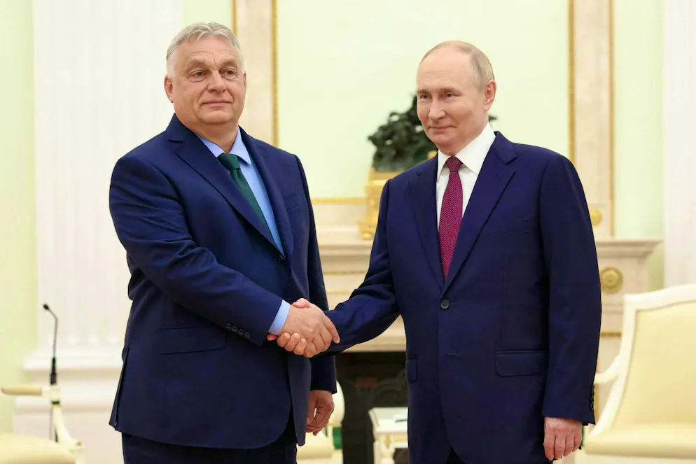 Viktor Orbán (a sinistra) è un sostenitore di Putin ed è considerato un populista di destra.