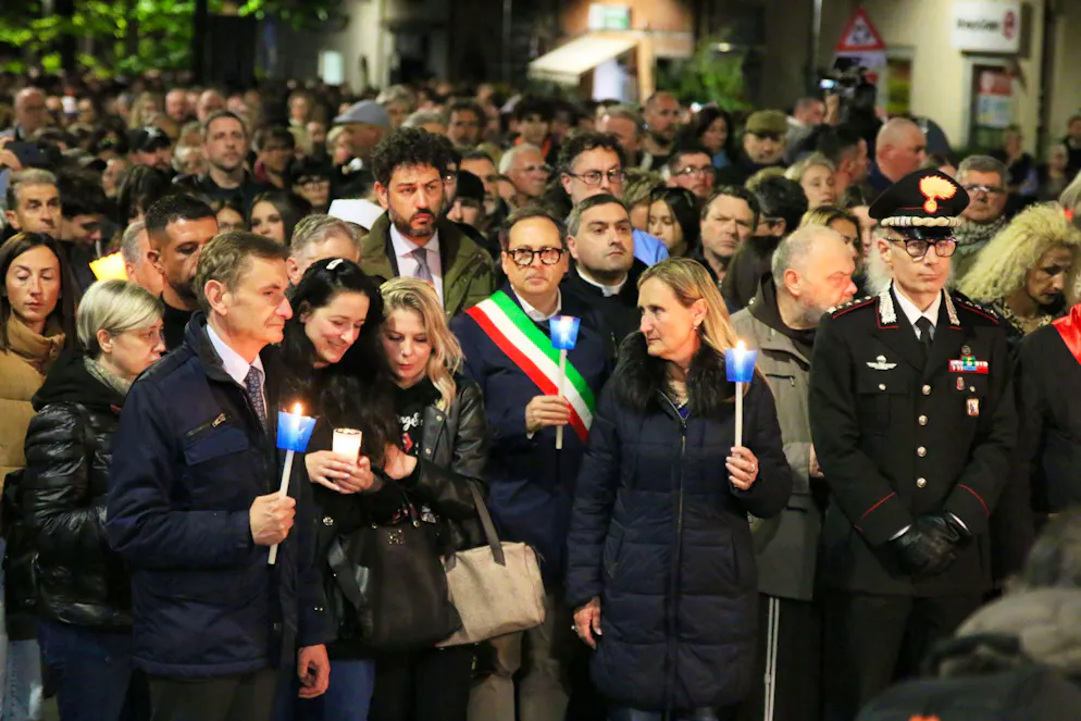 Papà morto davanti al figlio, uno dei fermati: «Mi ha colpito e io ho reagito». Le indagini van avanti. Tra i presenti alla fiaccolata c'erano anche le autorità di Massa, tra cui il sindaco della città Francesco Persiani.