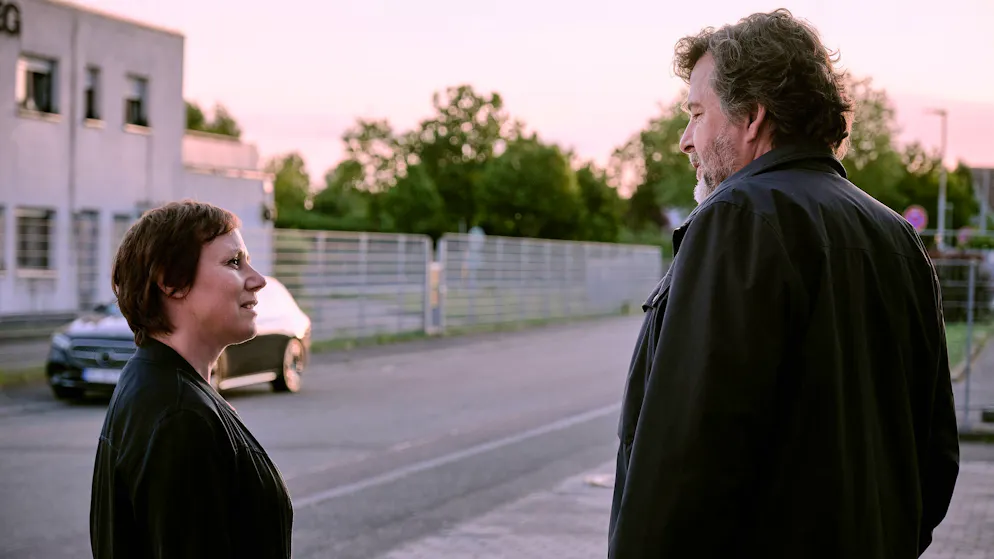 «Tatort» im Check – Eine Nacht, drei Schauplätze: Diese Filme kamen mit wenig Raum aus. Erst am Ende ihres Falles sehen Franziska Tobler (Eva Löbau) und Friedemann Berg (Hans-Jochen Wagner) das Morgenlicht. Hinter ihnen liegt eine Nacht, in der es um Wahrheit, Moral und Vertrauen ging.