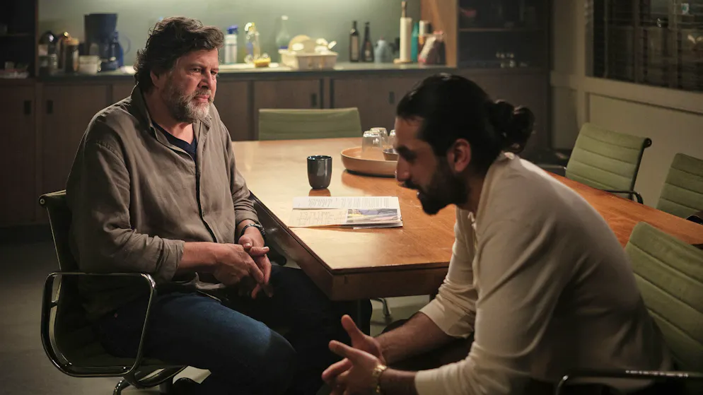 «Tatort» im Check – Eine Nacht, drei Schauplätze: Diese Filme kamen mit wenig Raum aus. Ein toter Rocker liegt im Nebenraum einer Diskothek. Dringend tatverdächtig ist der Intensivtäter Ramin Taremi (Omid Memar, rechts), der aber alle Schuld von sich weist. Kommissar Berg (Hans-Jochen Wagner) verhört ihn und will die Wahrheit herausfinden.