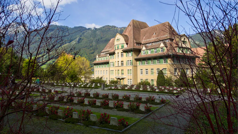 Cash windfall for Schwyz convent. Religious sisters collect half a billion francs for hospital sale