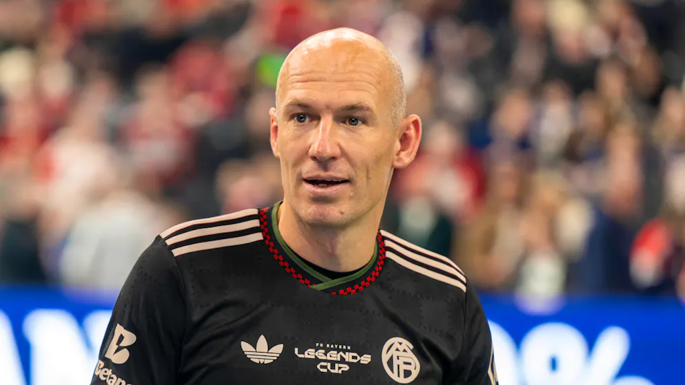 Aufregung um Fussball-Legende. Streit am Spielfeldrand: Arjen Robben schubst TV-Moderator