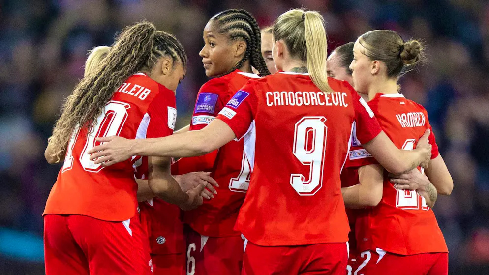 The Swiss celebrate Aurélie Csillag's goal to make it 2:1.