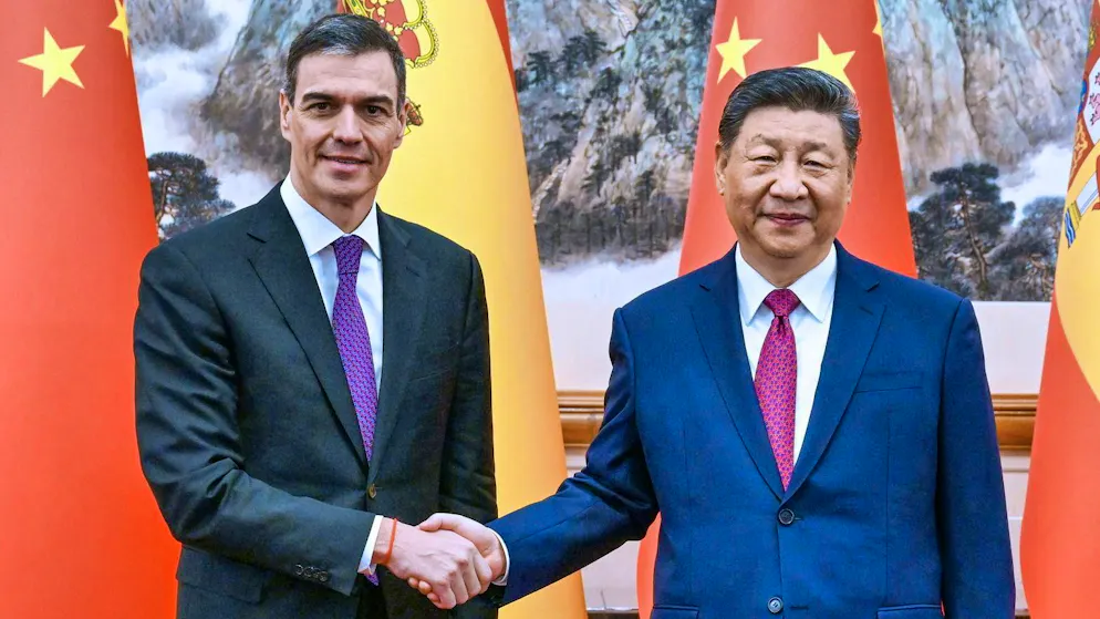 Xi Jinping (à droite) rencontre le 11 avril à Pékin le Premier ministre espagnol et critique de Trump Pedro Sanchez, qui déclare plus tard : "Le rôle que la Chine peut jouer est important pour trouver une voie diplomatique qui mette fin à cette guerre [en Iran] et contribue à la stabilité et à la paix".