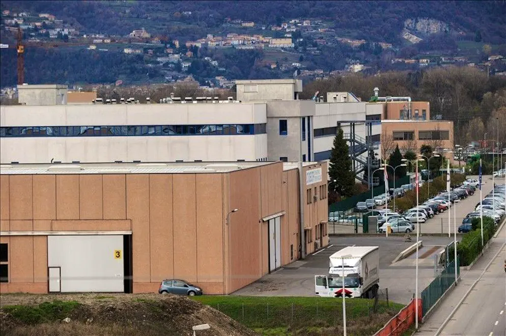 Stabio con lo stabilimento Rapelli, l'edificio bianco.