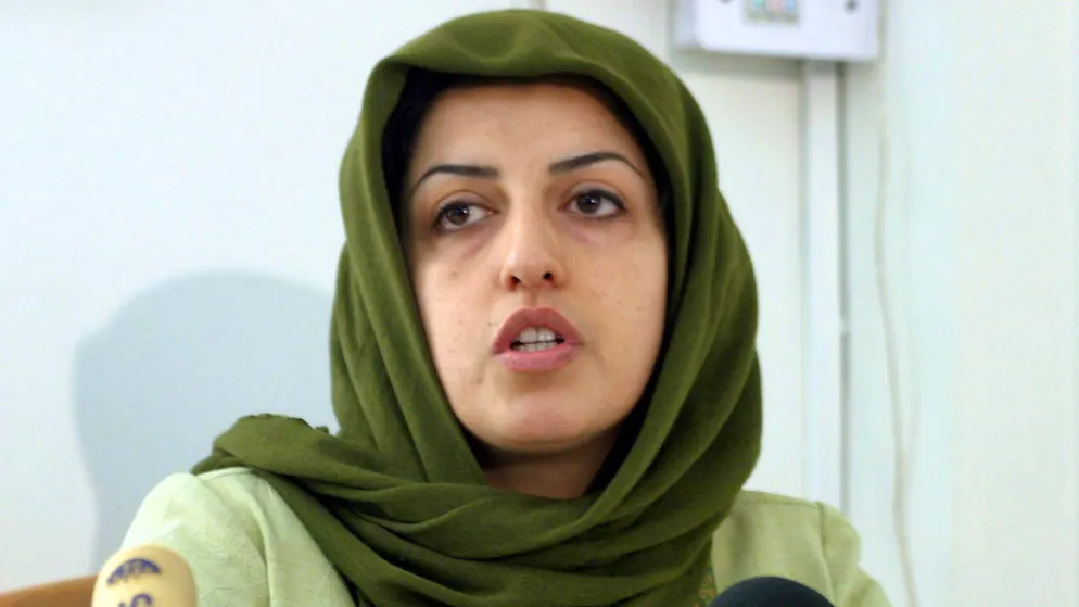 Die iranische Friedensnobelpreisträgerin Narges Mohammadi bei der ersten Konferenz zu Menschenrechtsverletzungen im Human Rights Centre in Teheran am 17. Januar 2005. 
