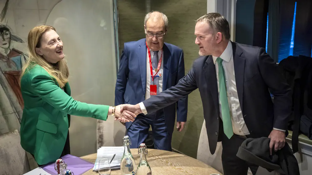 Seco-Chefin Helene Budliger Artieda (l.), Bundesrat Guy Parmelin (M.) und der US-Handelsbeauftragte Jamieson Greer (r.) bei einem bilateralen Treffen am 22. Januar 2026 am WEF in Davos. 