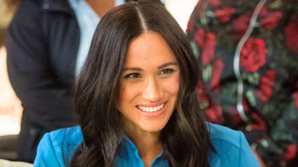 En chemisier noir et jupe crayon. Meghan Markle nommée juge... dans «MasterChef» Australia