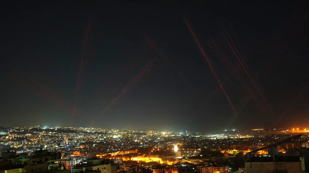 Leuchtspurgeschosse erhellen den Nachthimmel, während Menschen nach einem Waffenstillstand zwischen Israel und der Hisbollah mit scharfer Munition in die Luft schiessen. Foto: Hassan Ammar/AP/dpa