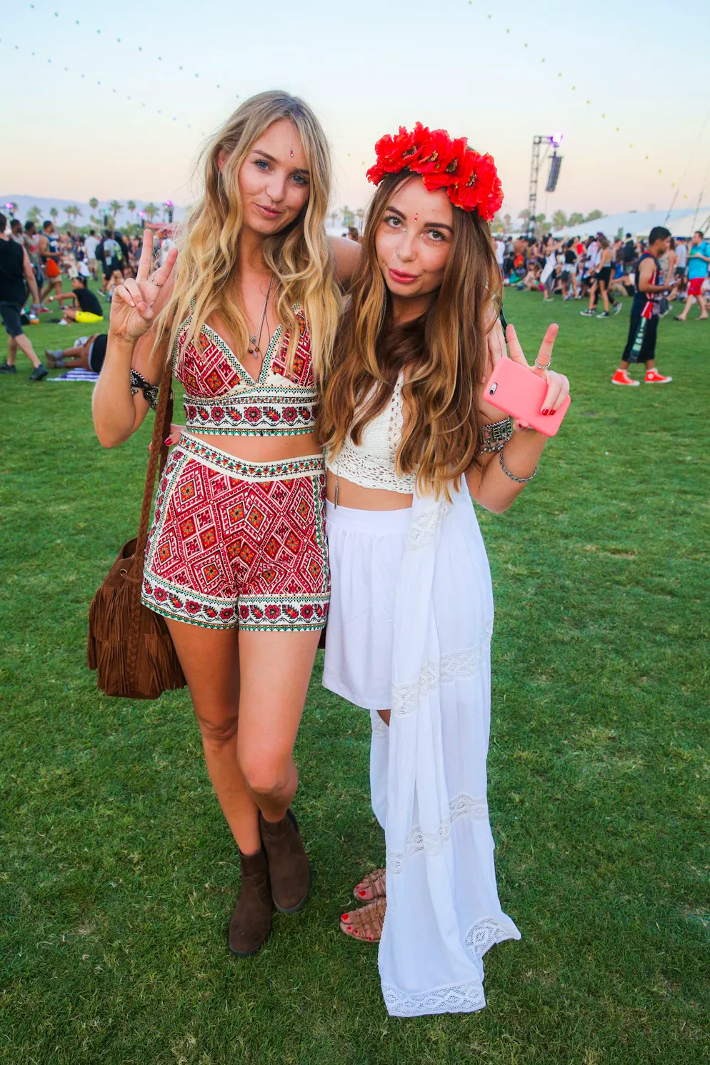 Coachella-Gäste im Jahr 2015. Diese Outfits waren in diesem Zeitraum unglaublich beliebt.