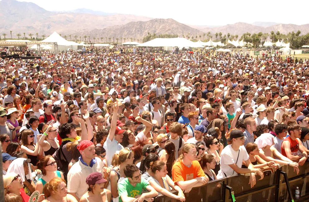 Menschen vor der Hauptbühne am Coachella 2004.