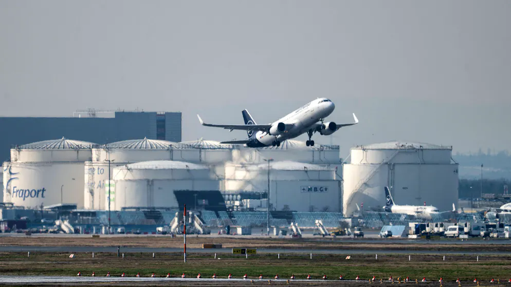 Kerosin reicht noch sechs Wochen. Europa geht der Treibstoff aus – und die Folgen spürst auch du