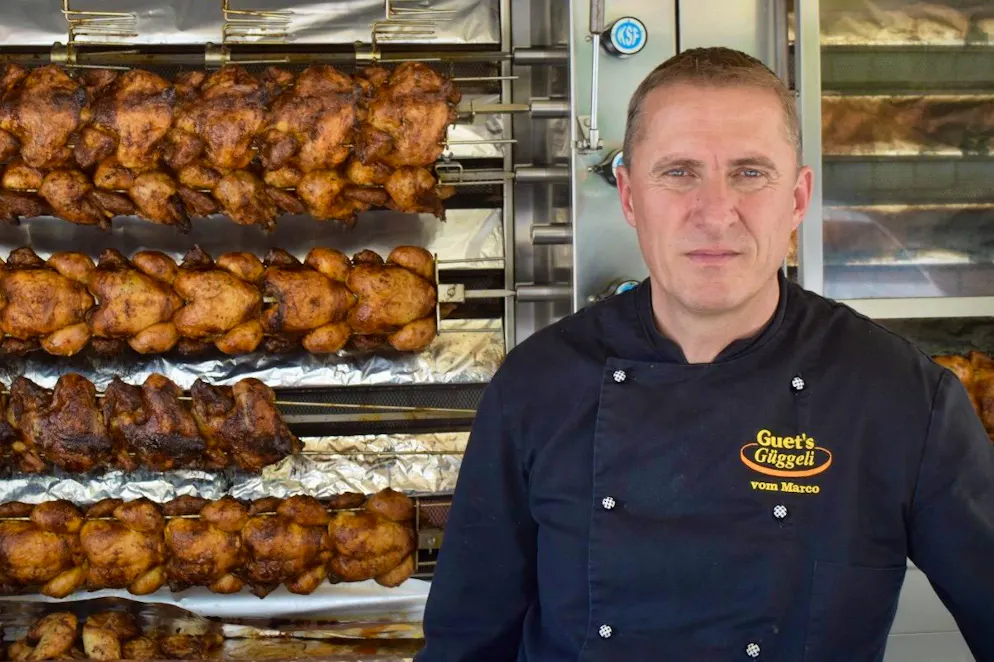 Marco Klarer ist seit 10 Jahren Grillmeister bei Guets Güggeli. 