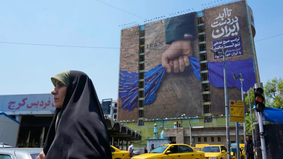 Un cartellone della propaganda iraniana mostra la mano di un militare che stringe idealmente lo Stretto di Hormuz e la scritta in farsi che recita: «Per sempre nelle mani dell'Iran», «Trump non può farci un bel niente».