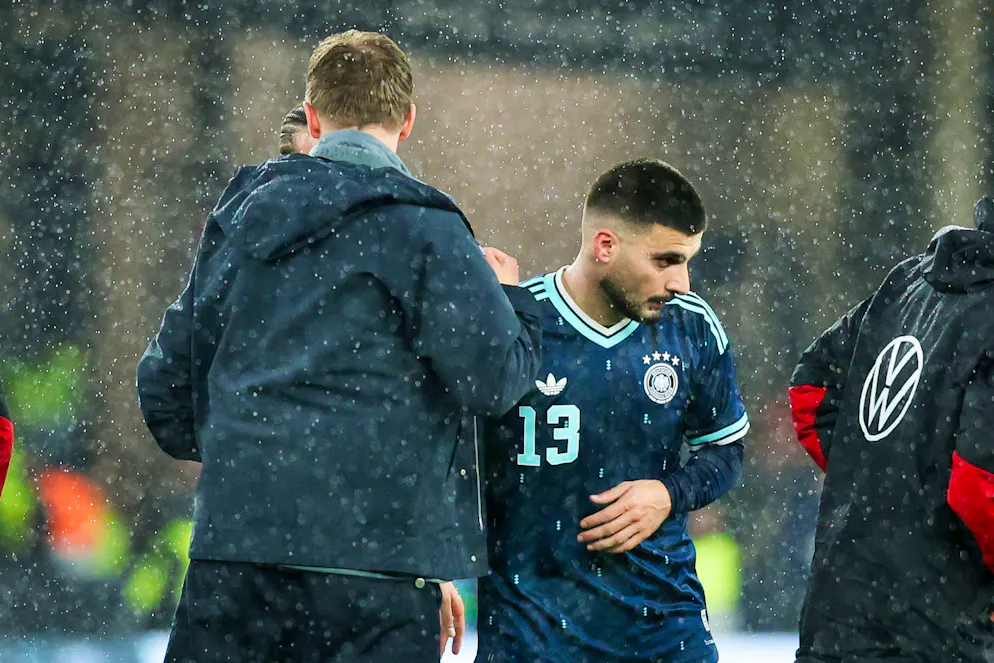 Julian Nagelsmann (l.) und Deniz Undav (r.) auf dem Rasen nach dem WM-Test gegen Ghana. (Archivbild)