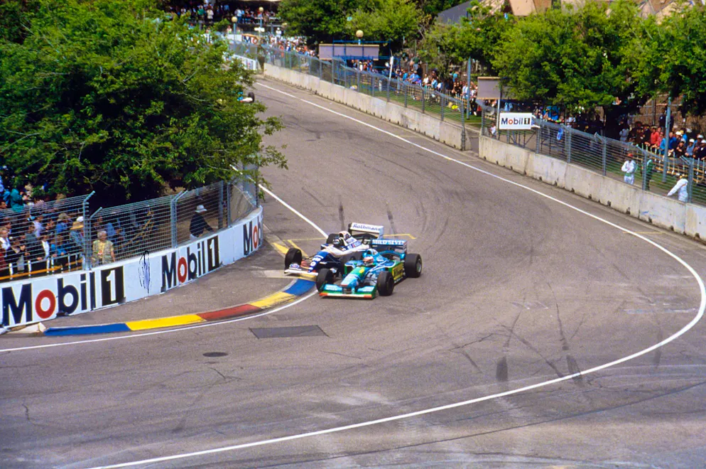 Qui Michael Schumacher (a destra) tampona il rivale del campionato del mondo Damon Hill.