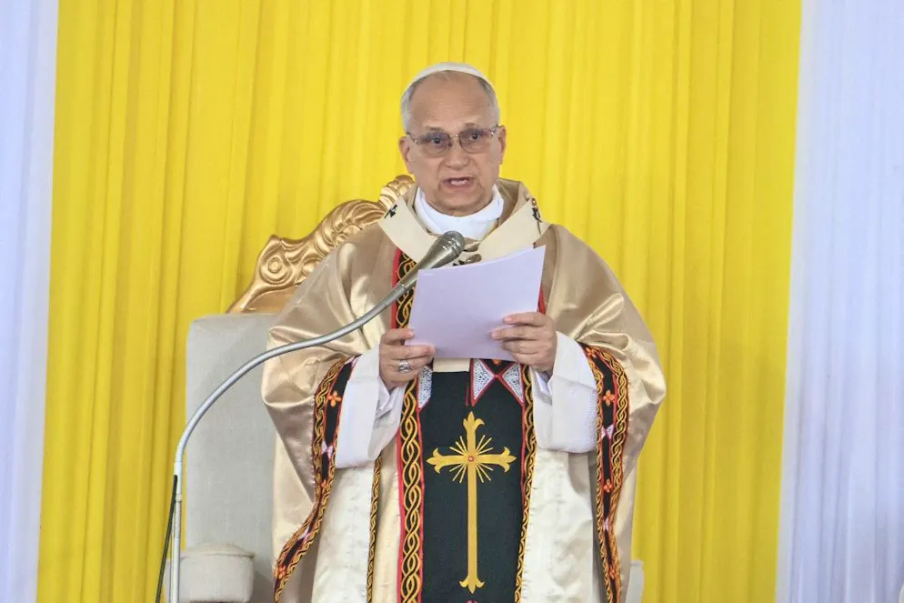Le pape américain a béni la foule en liesse dans une ambiance bouillonnante, entre chants, vrombissement des vuvuzelas et percussions, exhibant des drapeaux du Cameroun et du Vatican et des pancartes à son effigie.