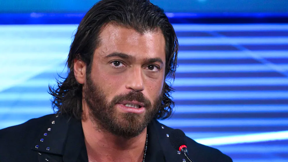 Doppio standard?. Can Yaman blocca la mano di una fan: il video fa il giro del web, che s'infiamma