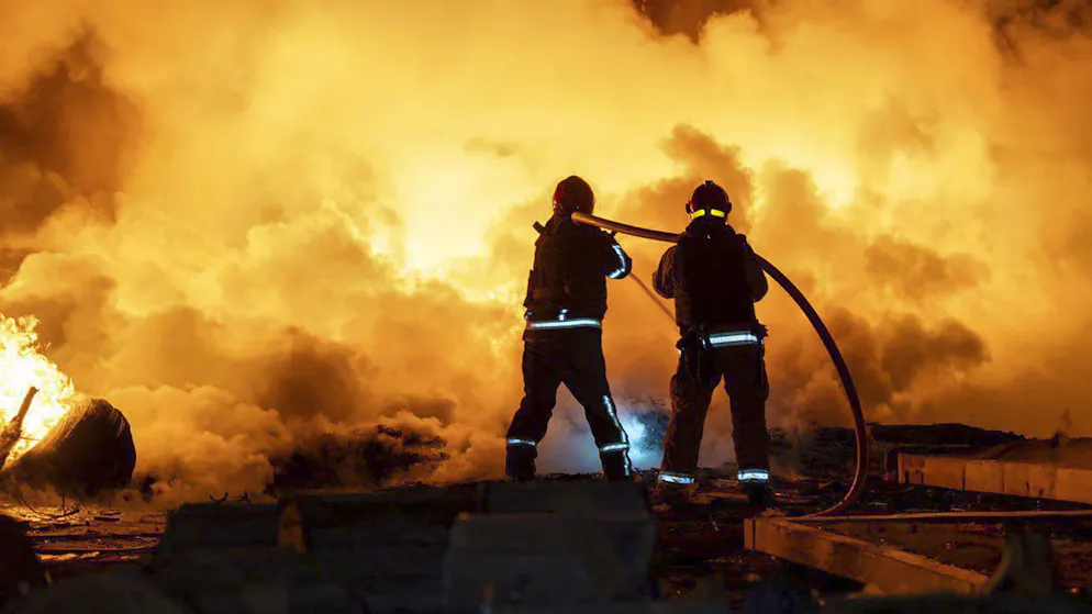 Ukrainische Rettungskräfte bekämpfen einen Brand nach einem russischen Drohnenangriff in Odessa. (11. April 2026)