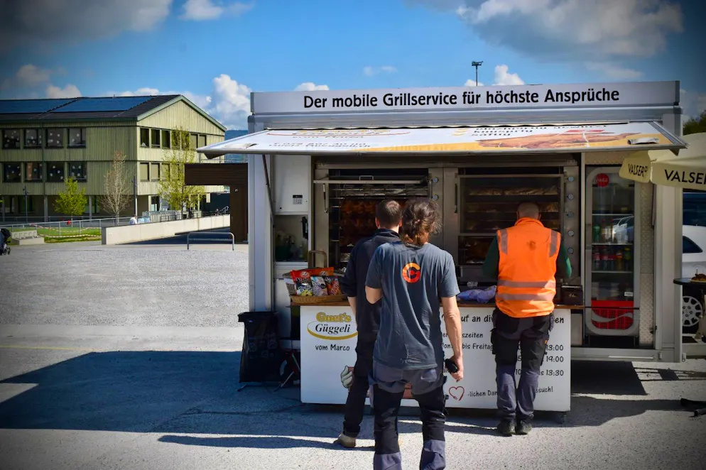 Kurz vor Mittag stehen zahlreiche Personen beim Güggeli-Stand von Marco Klarer an. 