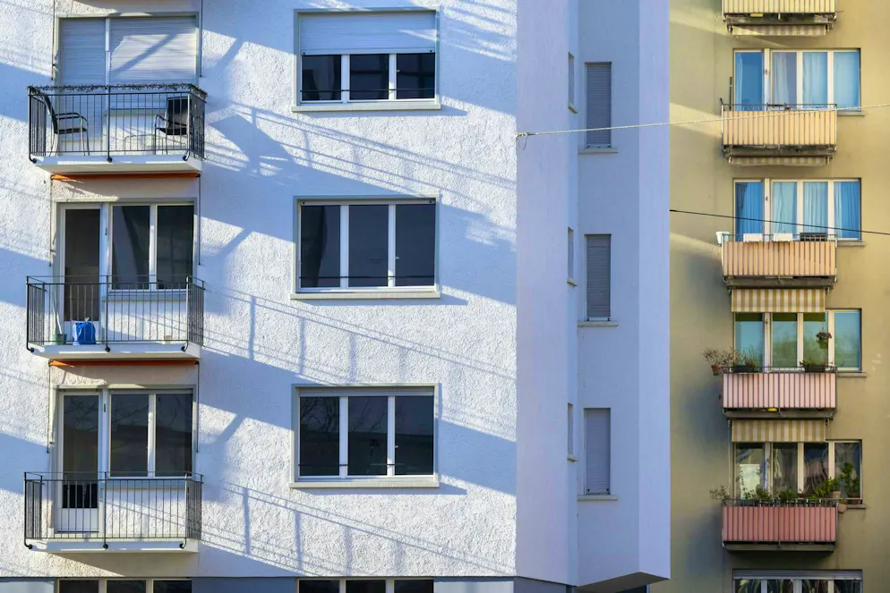 Apartment buildings with balconies in the city, taken on Wednesday, January 31, 2024 behind Limmatplatz in Zurich. (KEYSTONE/Ennio Leanza)