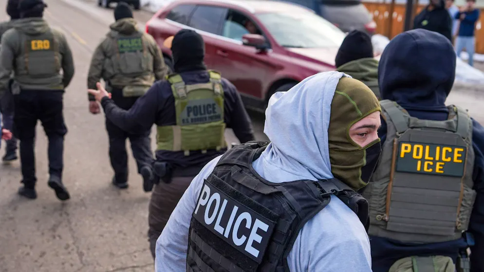 ICE- und andere Bundesbeamte auf der Suche nach papierlosen Immigranten in Minneapolis. (5. Februar 2026)