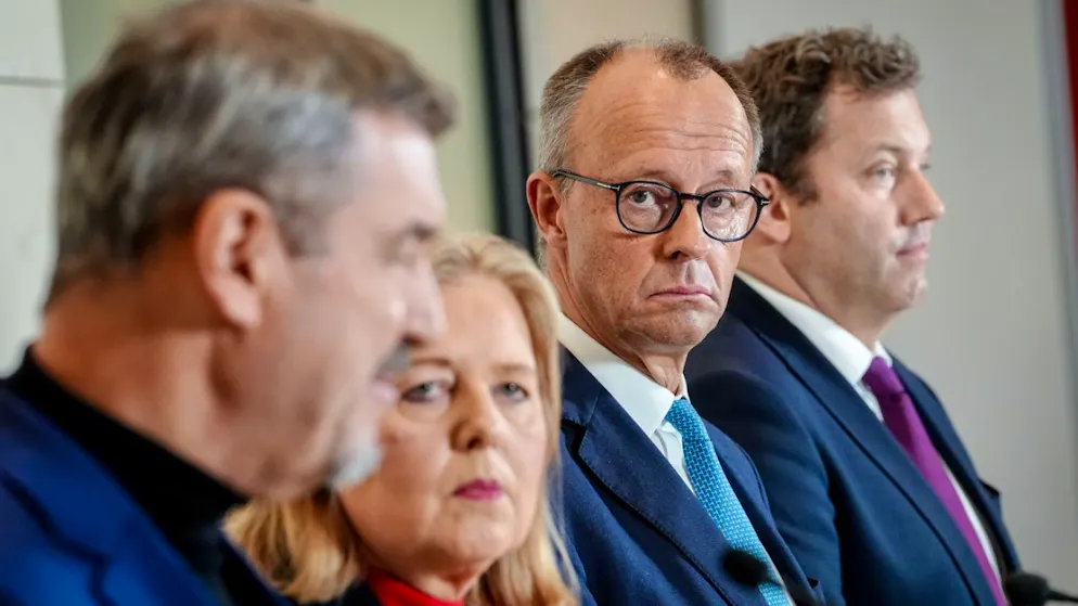 ARCHIV – Markus Söder (l-r), Bärbel Bas (SPD), Bundeskanzler Friedrich Merz (CDU) und Lars Klingbeil (SPD) geben eine Pressekonferenz. Foto: Kay Nietfeld/dpa