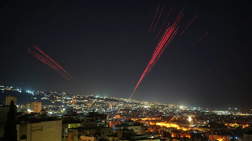 Leuchtspurpatronen im Nachthimmel über Beirut: Menschen feiern in der Nacht zum Freitag den Beginn der Waffenruhe mit scharfer Munition und Feuerwerken.