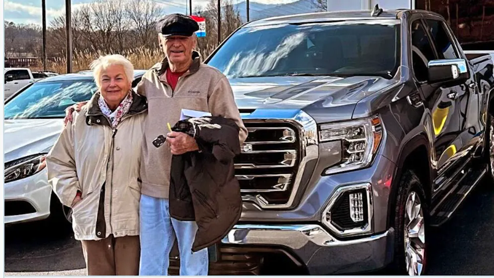 Französin im Nachthemd abgeführt. Hetzte ein Erbe ICE-Beamte auf seine 85-jährige Stiefmutter?