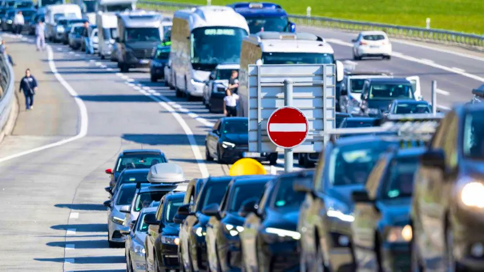Road traffic: Cars jammed for ten kilometers on the Gotthard on Friday ...